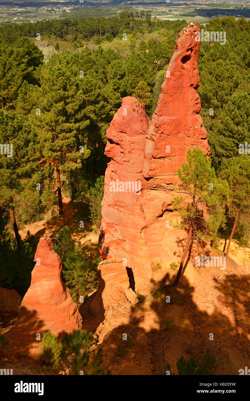 Ockerfelsen von Roussillon, Frankreich, Provence, Luberon, Roussillon Stockfoto