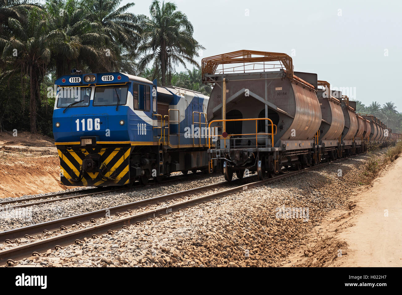 Operationen für das Transportieren und Verwalten von Eisenerz. Zug von mir auf der rechten Seite ziehen geladen Eisenerz Wagen am Überschreiten mit leeren Zug von Port Stockfoto