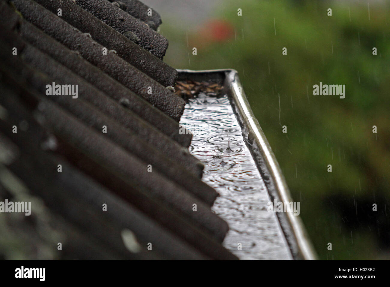 Verstopfte Dachrinne bei starken Regenfällen, Deutschland Stockfoto
