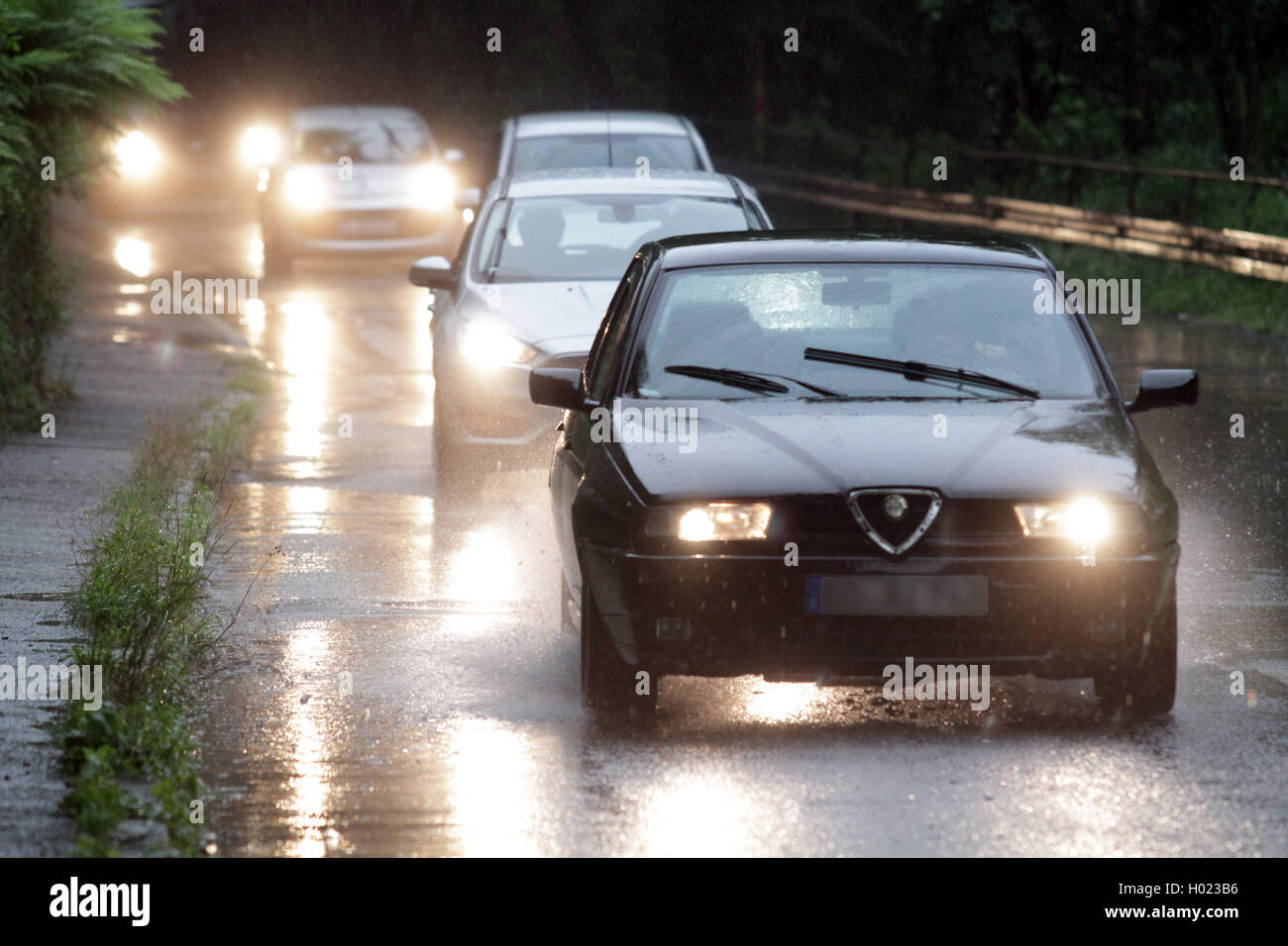 Straßenverkehr bei starken Regenfällen, Deutschland Stockfoto