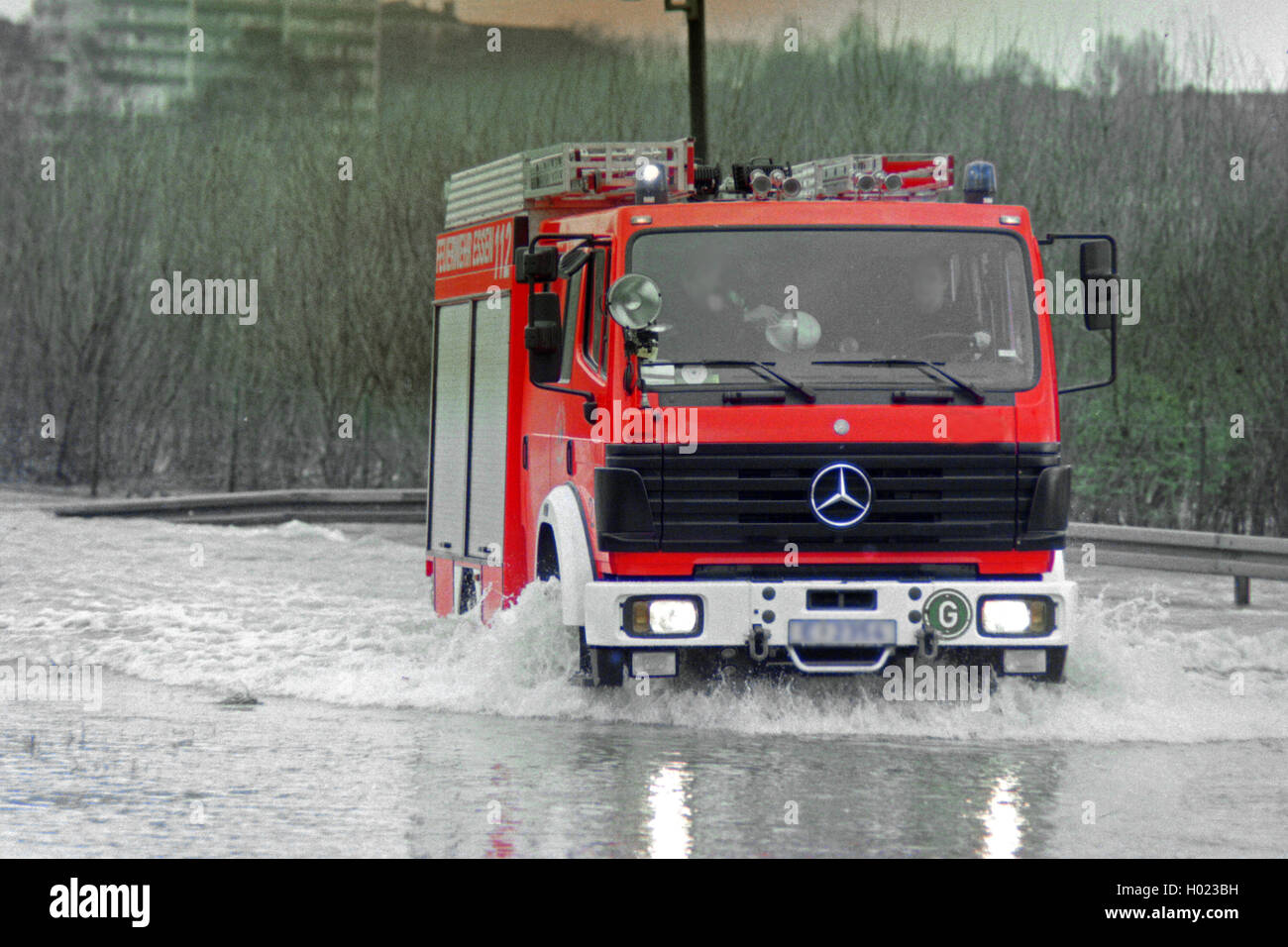 Feuerwehr Auto, die durch hohe Wasser, Deutschland, Nordrhein-Westfalen Stockfoto