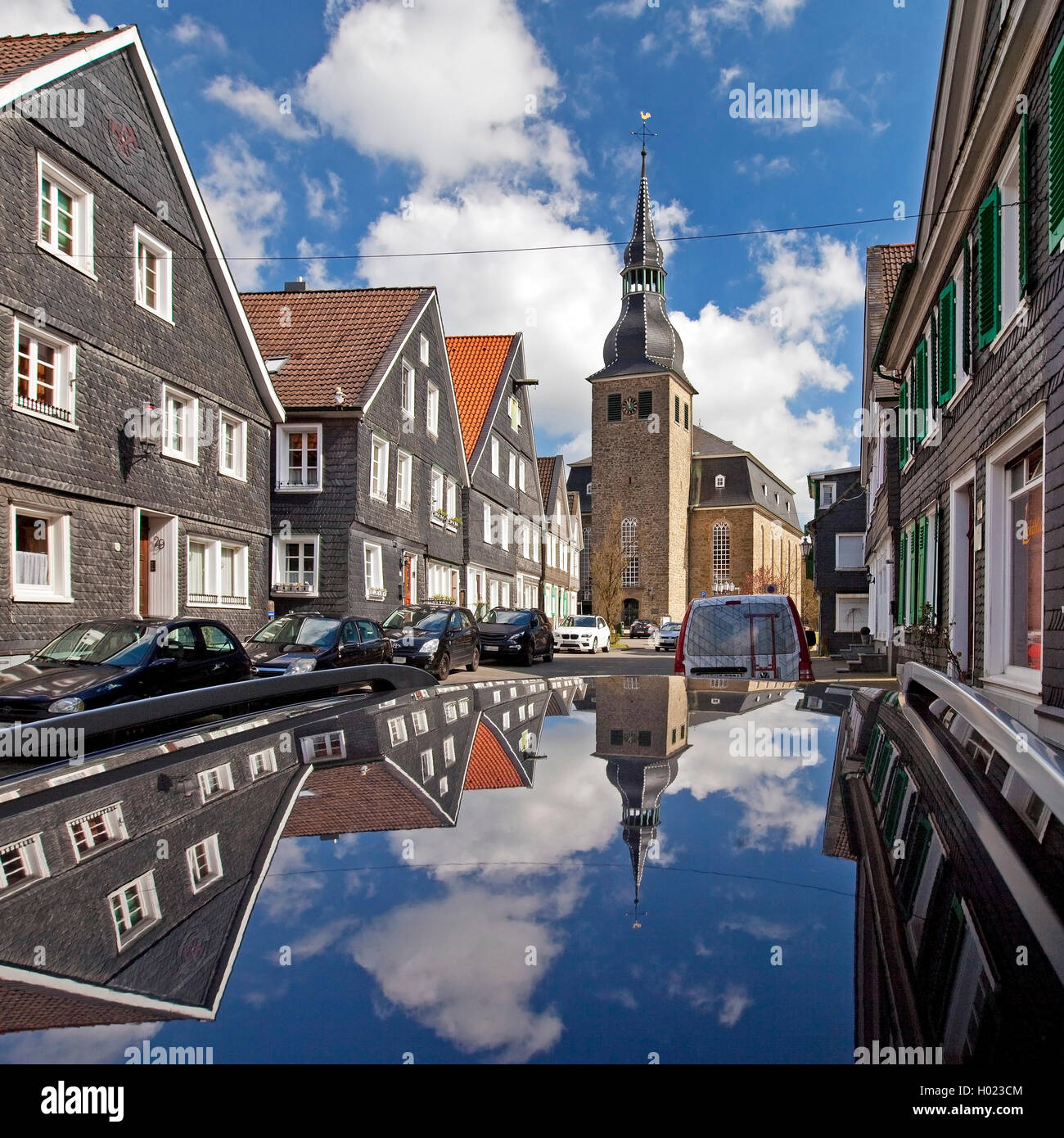 Historische Altstadt mit St. Paul's Kirche spiegeln an Car Top, Deutschland, Nordrhein-Westfalen, Bergisches Land, Hückeswagen Stockfoto