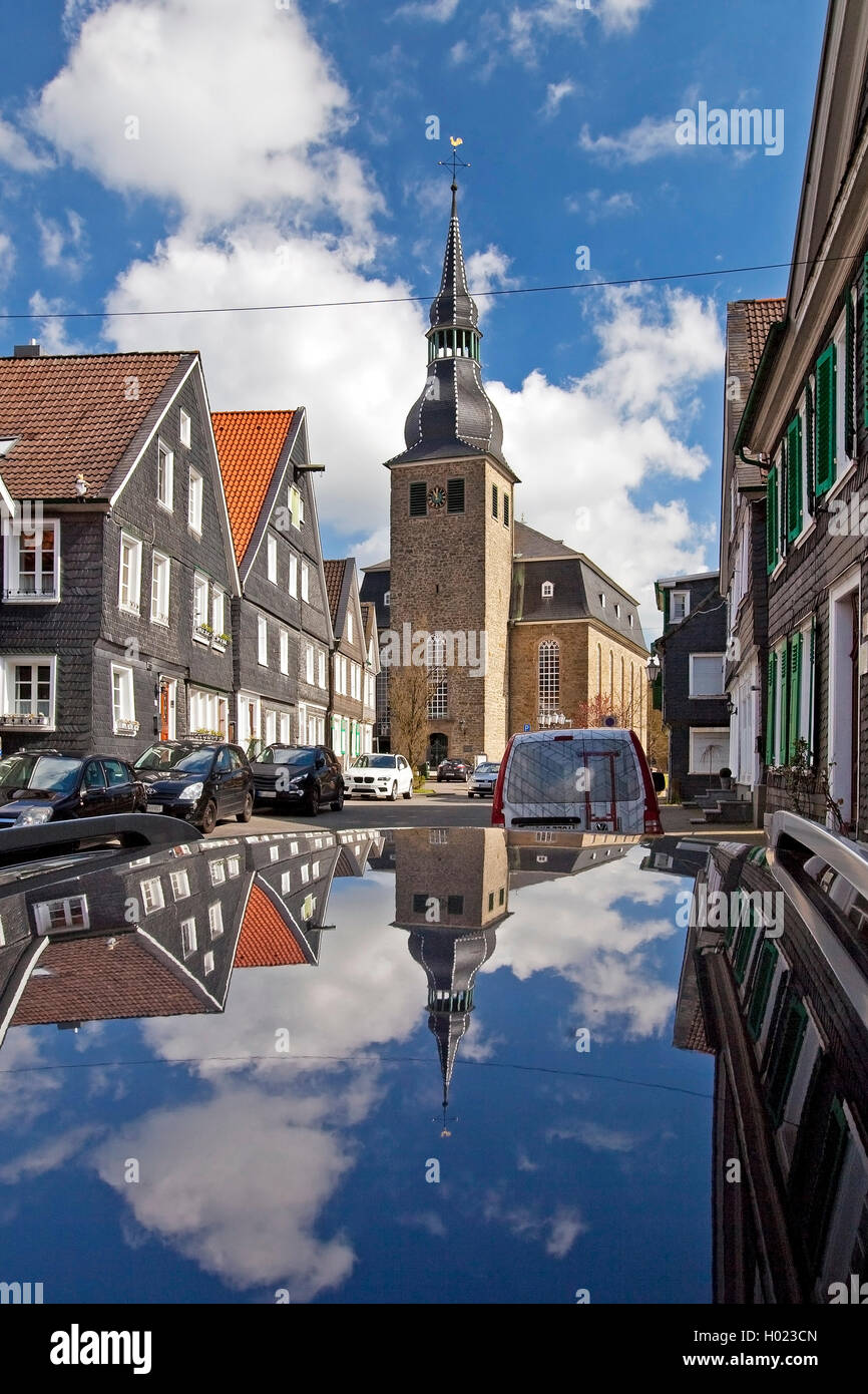 Historische Altstadt mit St. Paul's Kirche spiegeln an Car Top, Deutschland, Nordrhein-Westfalen, Bergisches Land, Hückeswagen Stockfoto