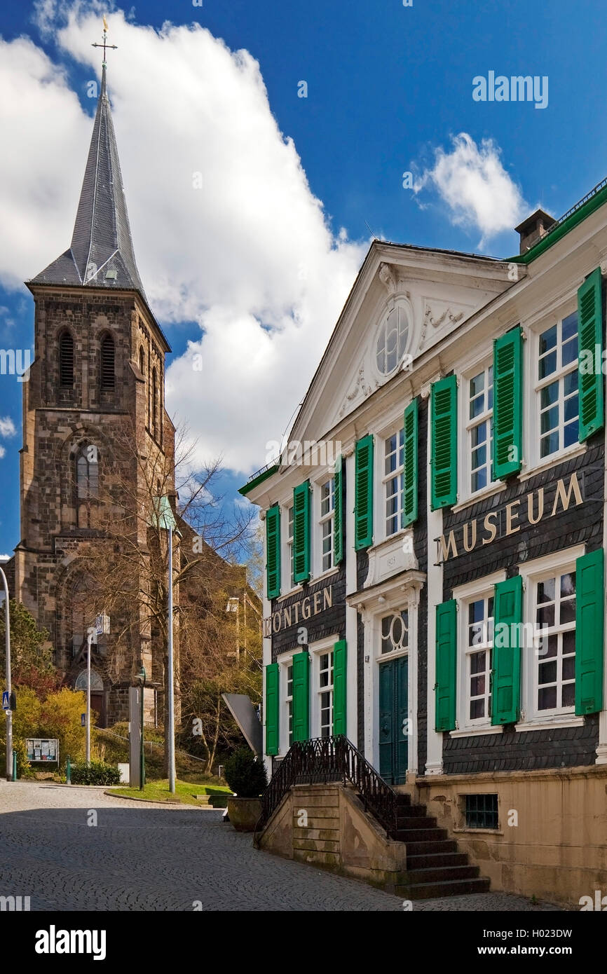 Deutsche Roentgen-Museum in Remscheid mit Kirche St. Bonaventura, Deutschland, Nordrhein-Westfalen, Bergisches Land, Remscheid Stockfoto