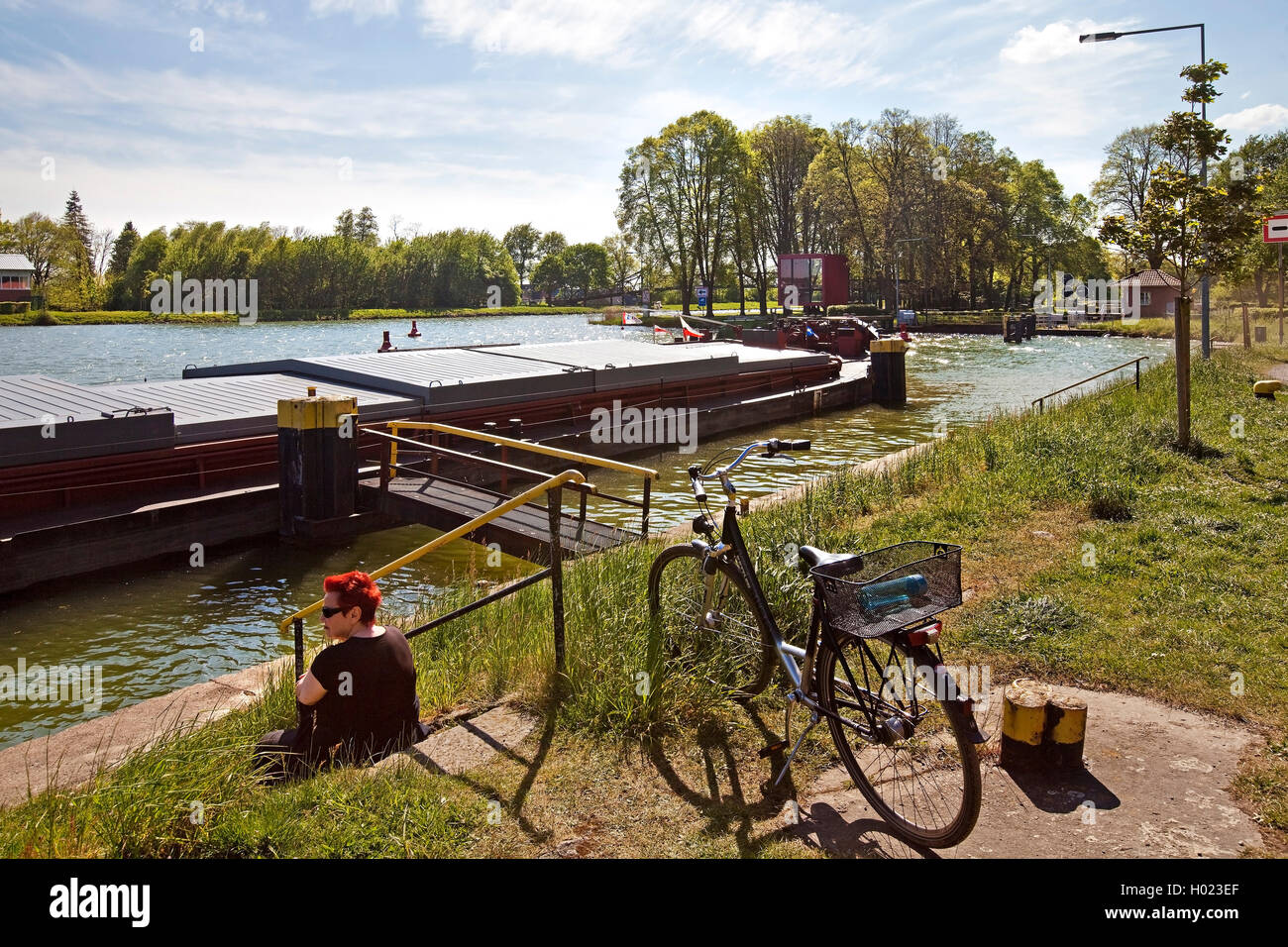 Radfahrer mit einer bremskraft an der Dortmund-Ems-Kanal, Nasses Dreieck, Deutschland, Nordrhein-Westfalen, Münsterland, Hoerstel Stockfoto