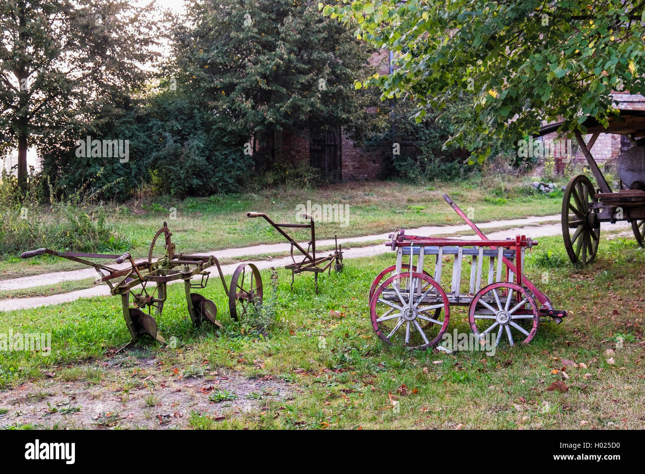 Alte landmaschinen pflugwagen -Fotos und -Bildmaterial in hoher ...