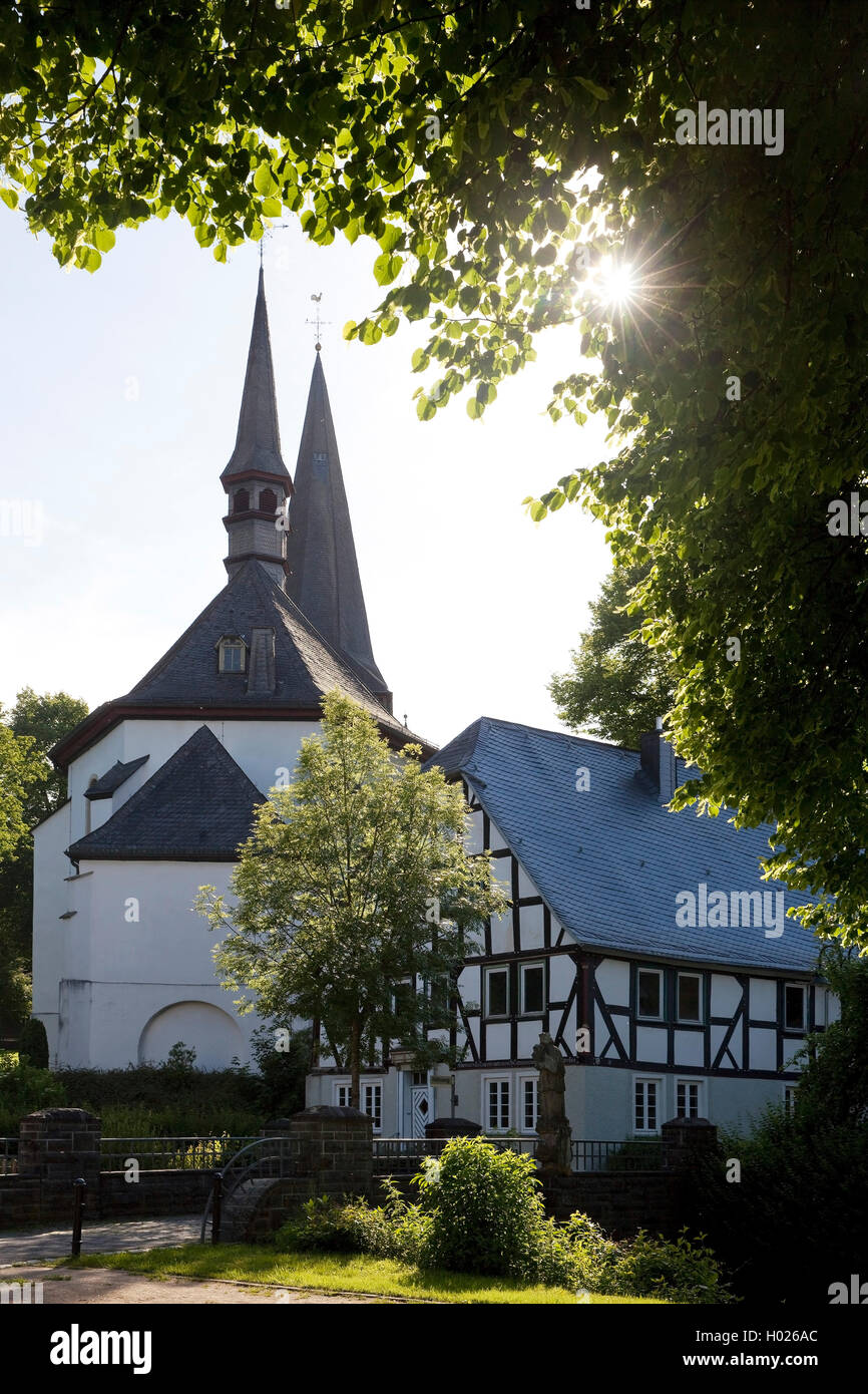 Pfarrkirche St. Peter und Paul Kirche in der Ortsmitte von Eslohe, Deutschland, Nordrhein-Westfalen, Sauerland, Eslohe Stockfoto