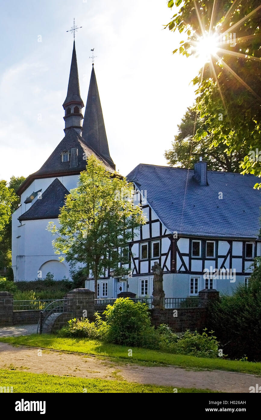 Pfarrkirche St. Peter und Paul Kirche in der Ortsmitte von Eslohe, Deutschland, Nordrhein-Westfalen, Sauerland, Eslohe Stockfoto