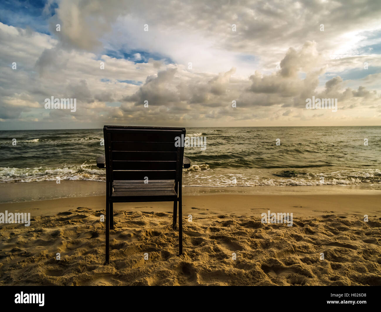 Holz Sessel am Strand mit Blick zum Meer Stockfoto