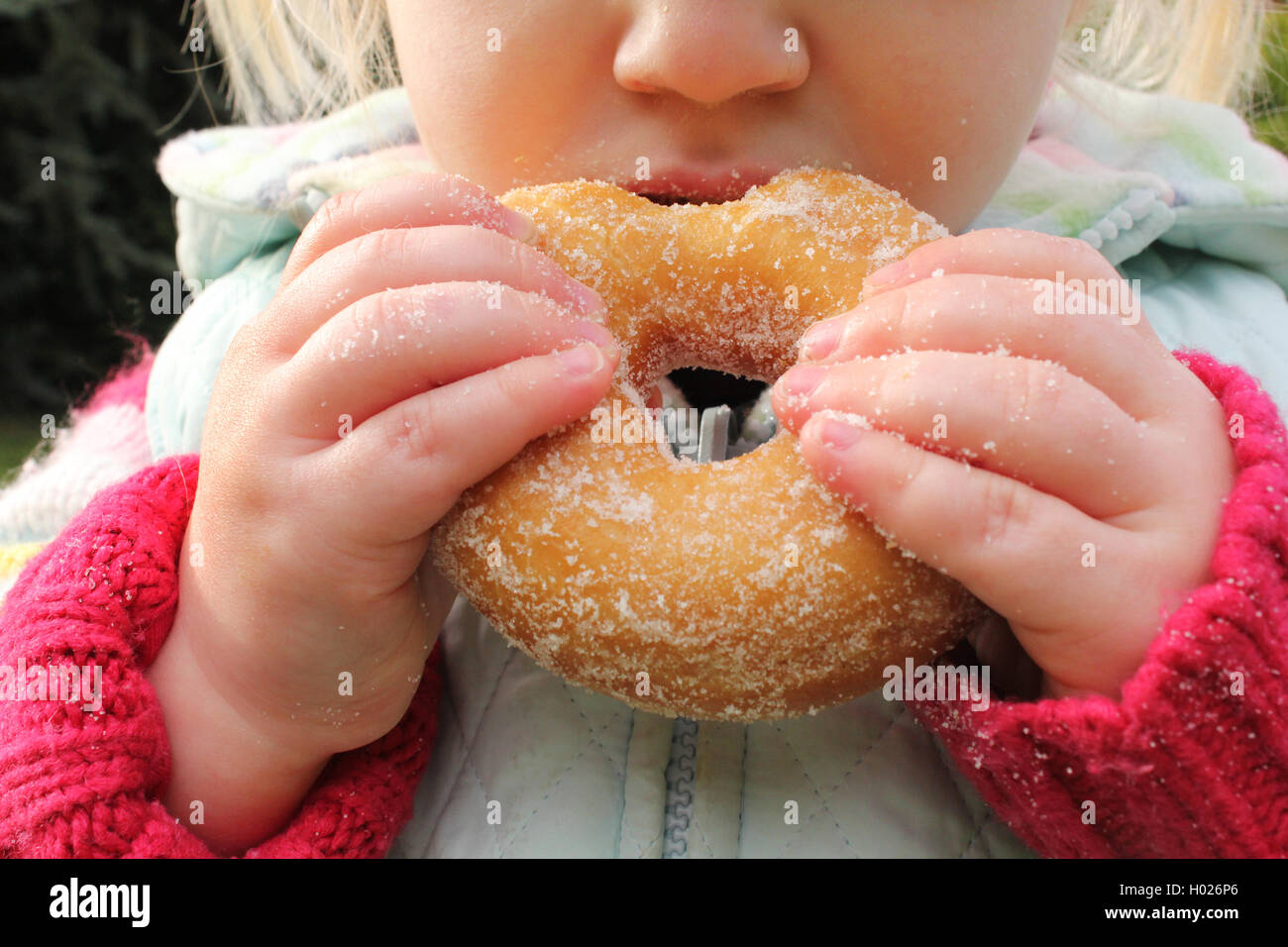 Mädchen über Essen und Naschen auf ungesunde Lebensmittel Stockfoto