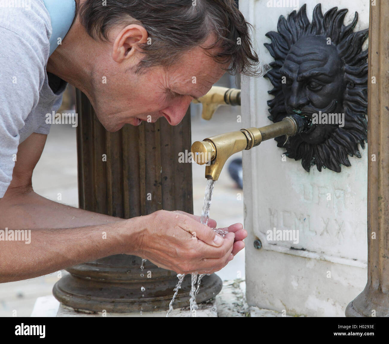 Öffentlichen kommunalen Wasserhahn an Miguel Unamuno Plaza Casco Viejo Bilbao baskischen Land Spanien Stockfoto