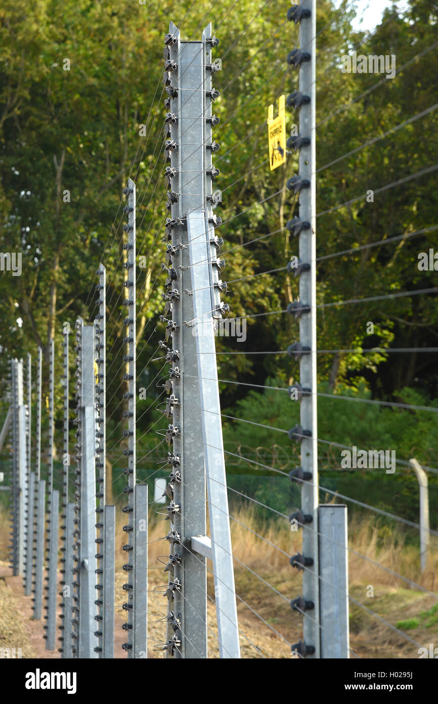 Elektrifizierte Sicherheit Zaun gute Tiefenschärfe Tiefenbild. Stockfoto