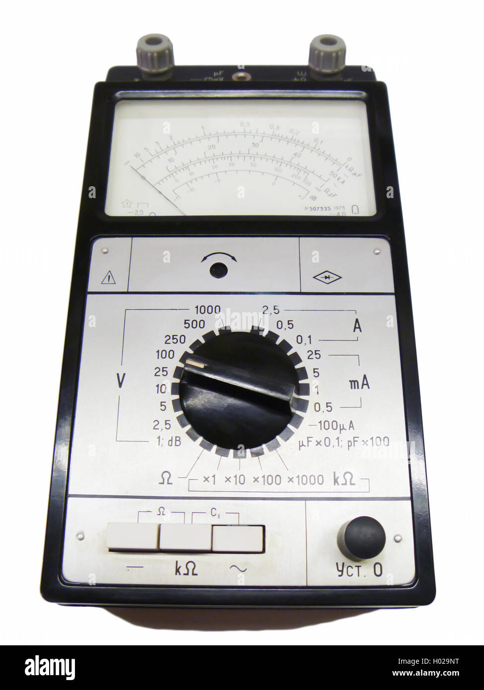 Instrument zur Messung der Spannung im elektrischen Netz isoliert auf weißem Hintergrund Stockfoto