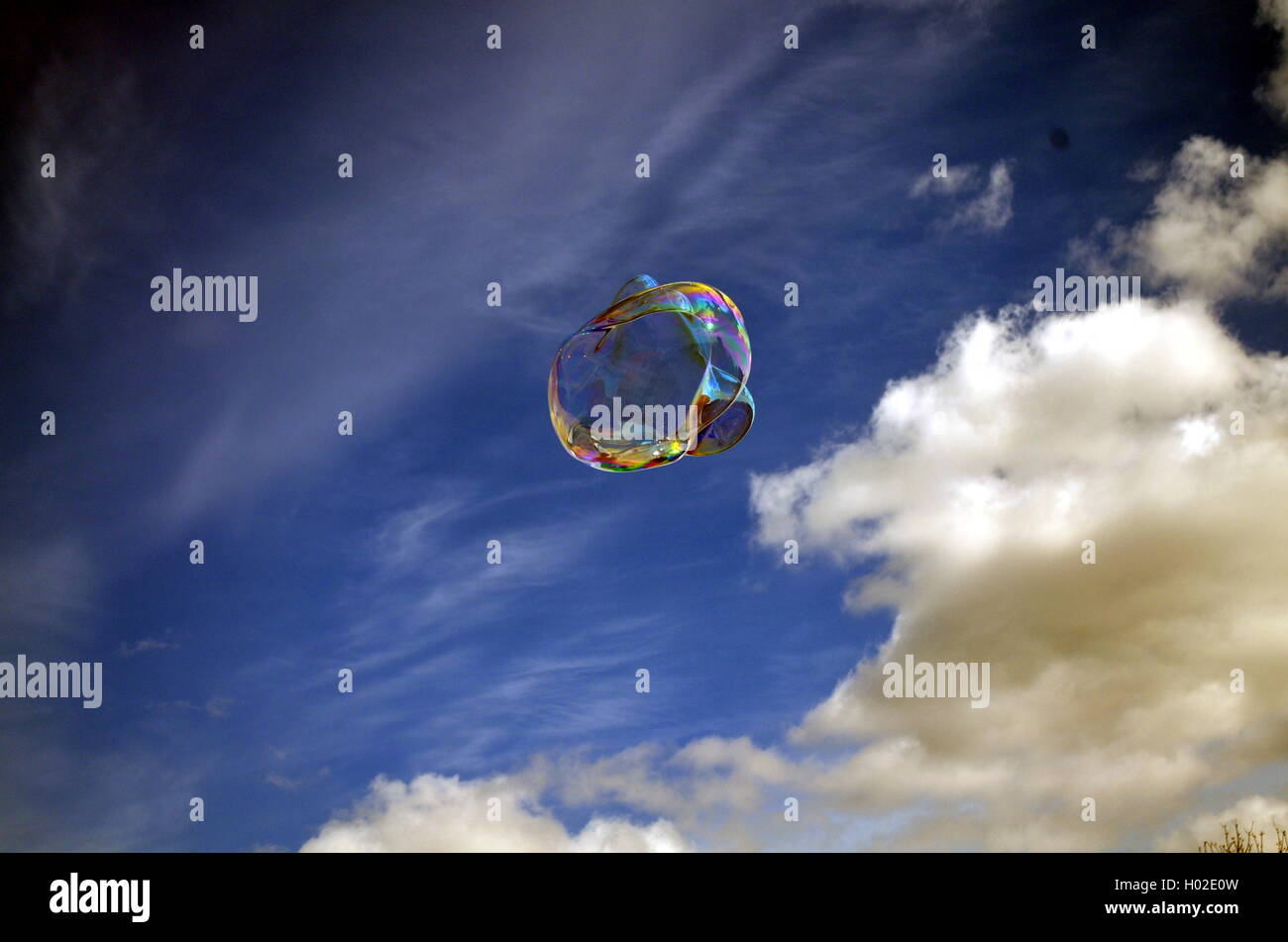 Seifenblase Regenbogen schweben auf blauen Himmelshintergrund Stockfoto