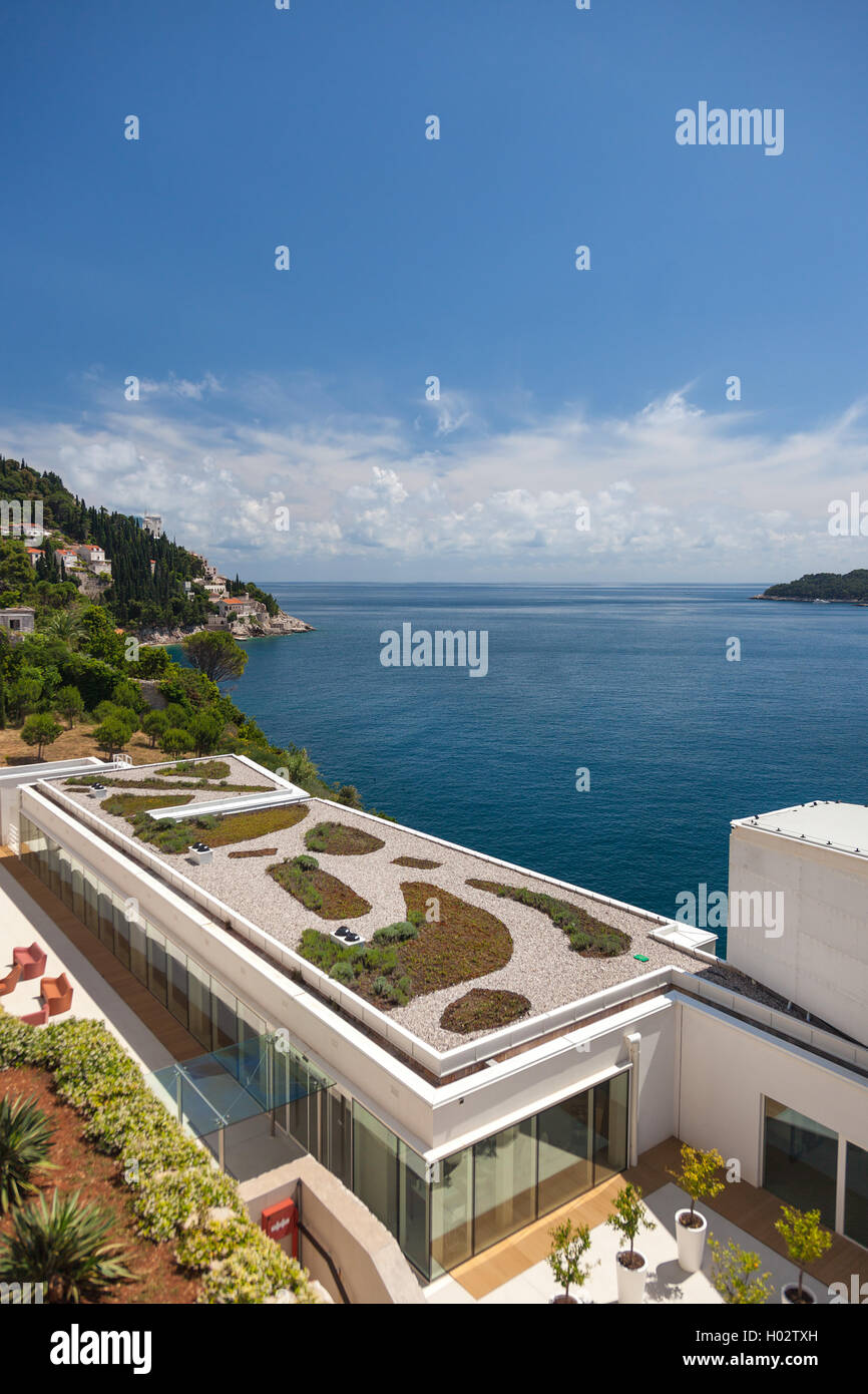 DUBROVNIK, Kroatien - 28. Mai 2014: Luftaufnahme Hotel Villa Dubrovnik und Meer im Hintergrund. Beliebte und luxuriöse moderne heiß Stockfoto