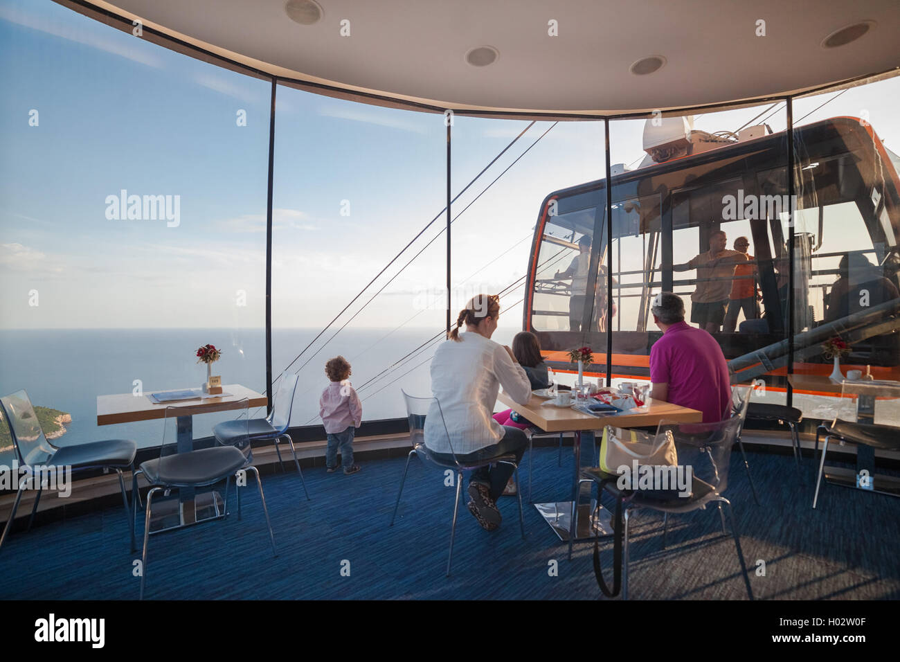 DUBROVNIK, Kroatien - 26. Mai 2014: Touristen sitzen in Café zur Bergstation der Seilbahn Dubrovnik. Es verbindet Ploce und mount Stockfoto