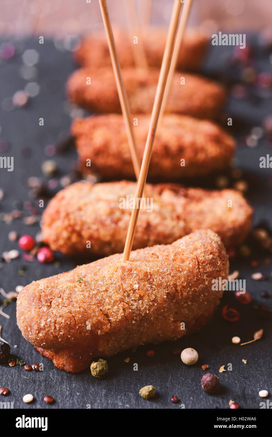 Nahaufnahme von einigen spanischen Hausgemachte Kroketten, diente als Tapas, auf einem Schieferoberfläche Stockfoto