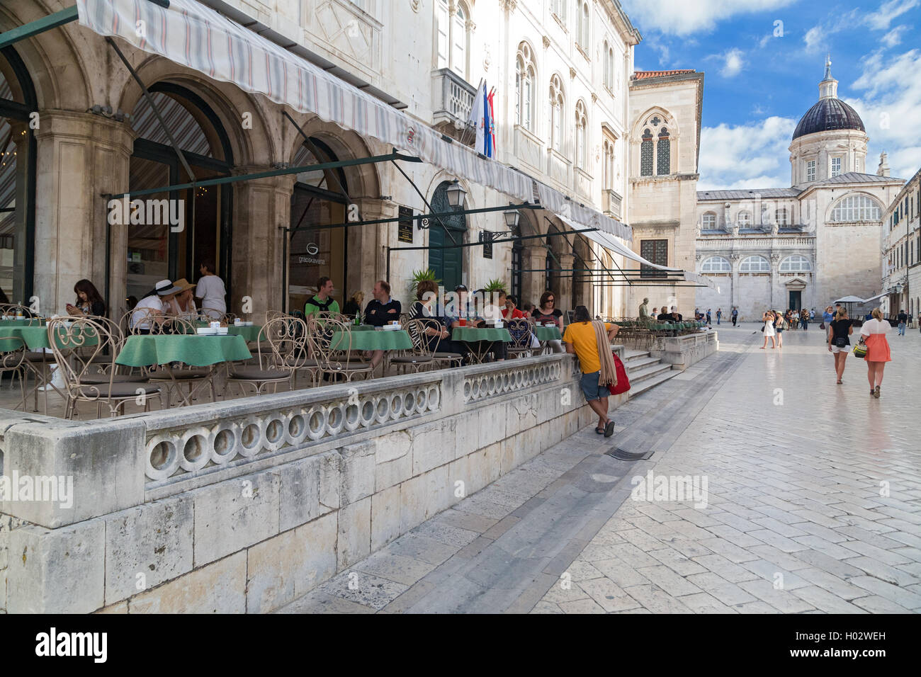 DUBROVNIK, Kroatien - 28. Mai 2014: Gäste sitzen auf der Terrasse des Gradska Kavana, berühmten Kaffee legen. Stockfoto