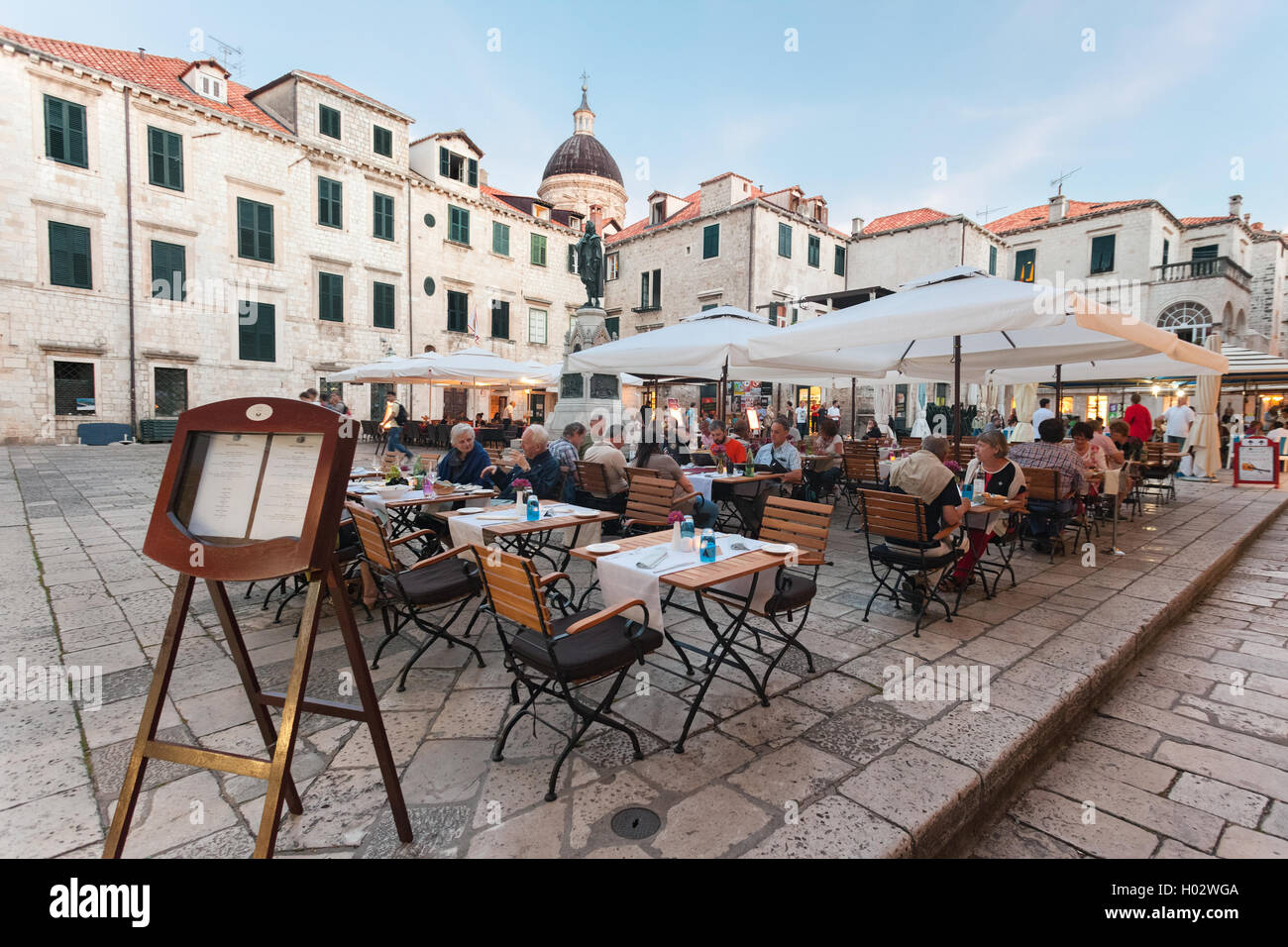 DUBROVNIK, Kroatien - 28. Mai 2014: Menschen sitzen auf der Terrasse des Restaurants. Dubrovnik hat viele Restaurants welche Angebot tradit Stockfoto