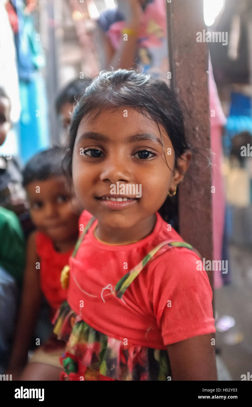 MUMBAI, Indien - 8. Januar 2015: junges Mädchen leben in Dhobi Ghat, Blick in die Kamera Stockfoto