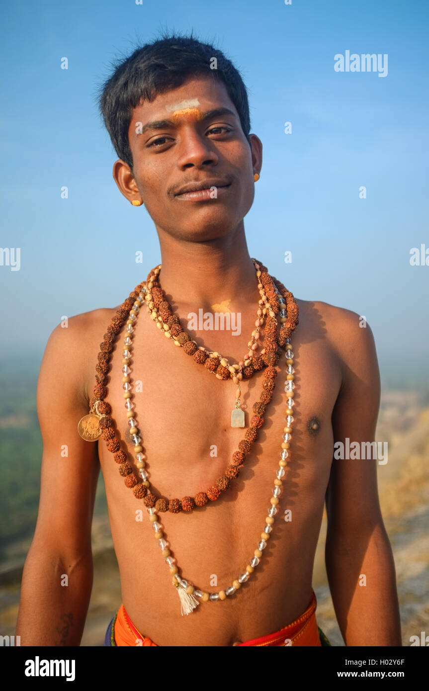 KAMALAPURAM, Indien - 03 Februar: indische Pilger mit religiösen Halsketten und Bindi auf Hügel Stockfoto