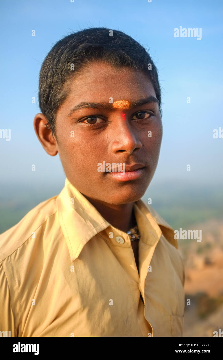 KAMALAPURAM, Indien - 03 Februar: junge indische Pilger mit Bindi auf Hügel Stockfoto