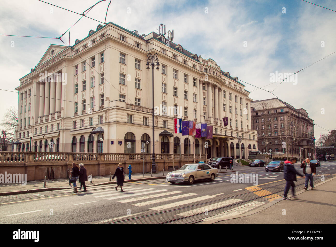 ZAGREB, Kroatien - 17. März 2015: eine Seitenansicht des Haupteingangs zum Esplanade Hotel in Zagreb. Stockfoto