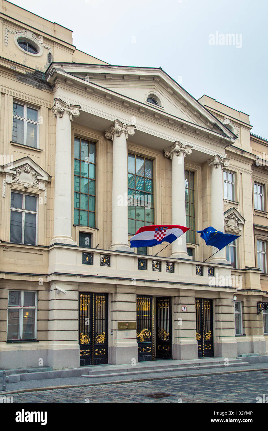 ZAGREB, Kroatien - 12. März 2015: Haupteingang zum kroatischen Parlament in Oberstadt. Stockfoto