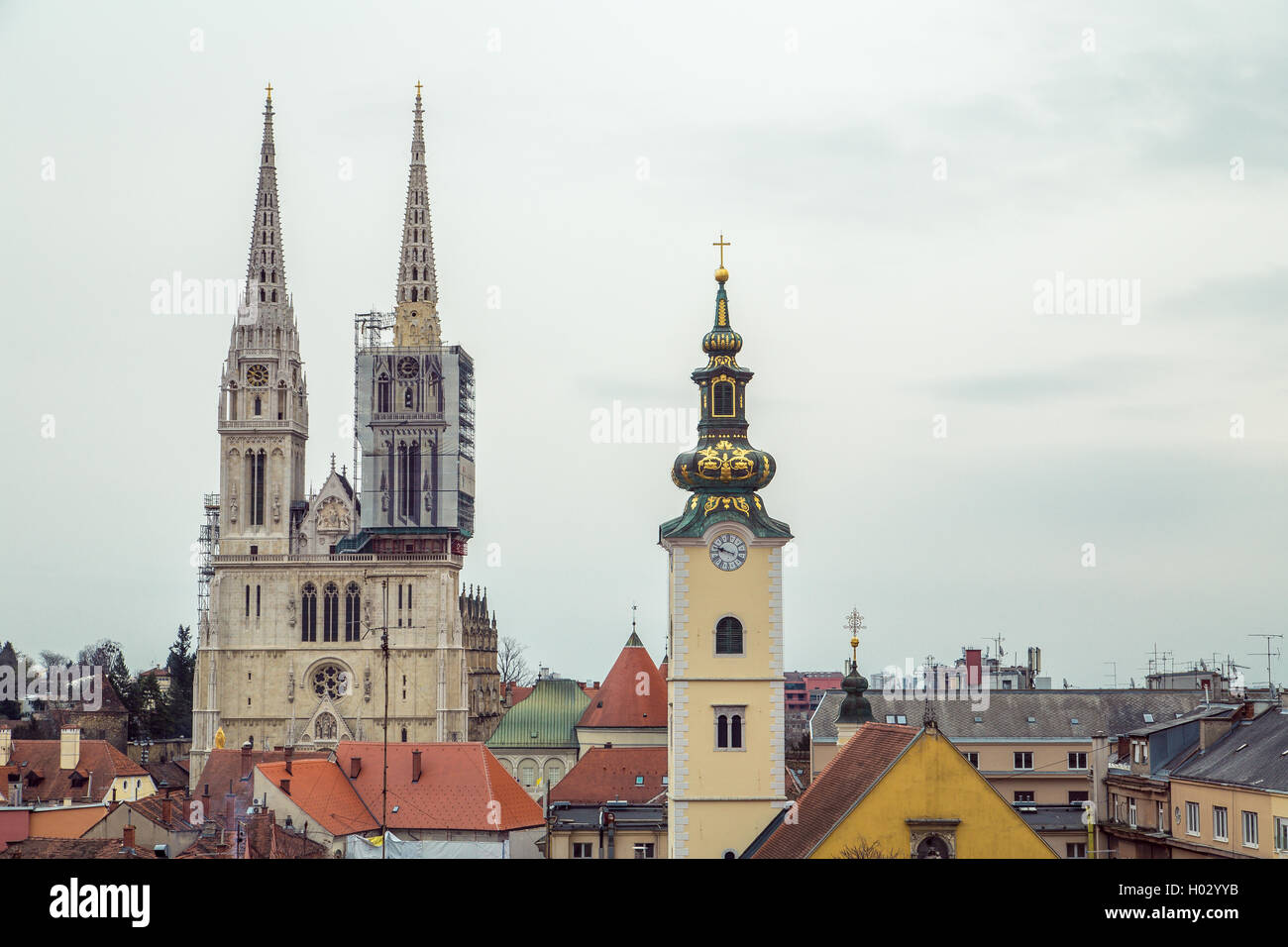 ZAGREB, Kroatien - 12. März 2015: Ansicht der Kathedrale von Zagreb, St. Maries Kirche und Dächer der umliegenden Gebäude. Stockfoto