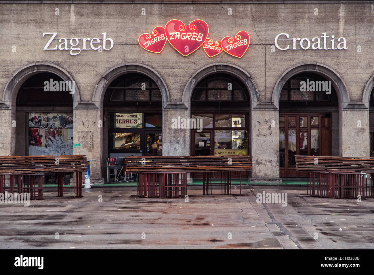 ZAGREB, Kroatien - 11. März 2015: Ansicht von Zagreb Dolac Markt nach Arbeitszeit und dem "Zagreb Kroatien"-Zeichen. Stockfoto