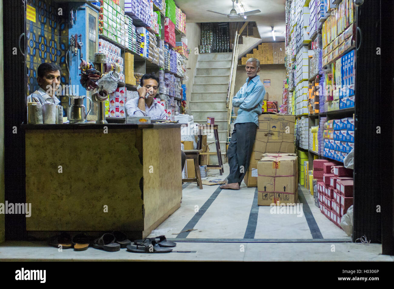 JODHPUR, Indien - 16. Februar 2015: drei indische Männer im Textil-Shop. Stockfoto