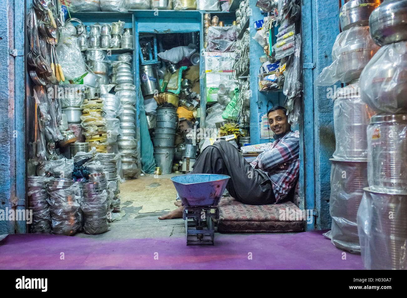 JODHPUR, Indien - 10. Februar 2015: Arbeiter sitzt und liegt vor der Schließung. Geschäfte mit Küche Keramik und anderen Produkten mad Stockfoto