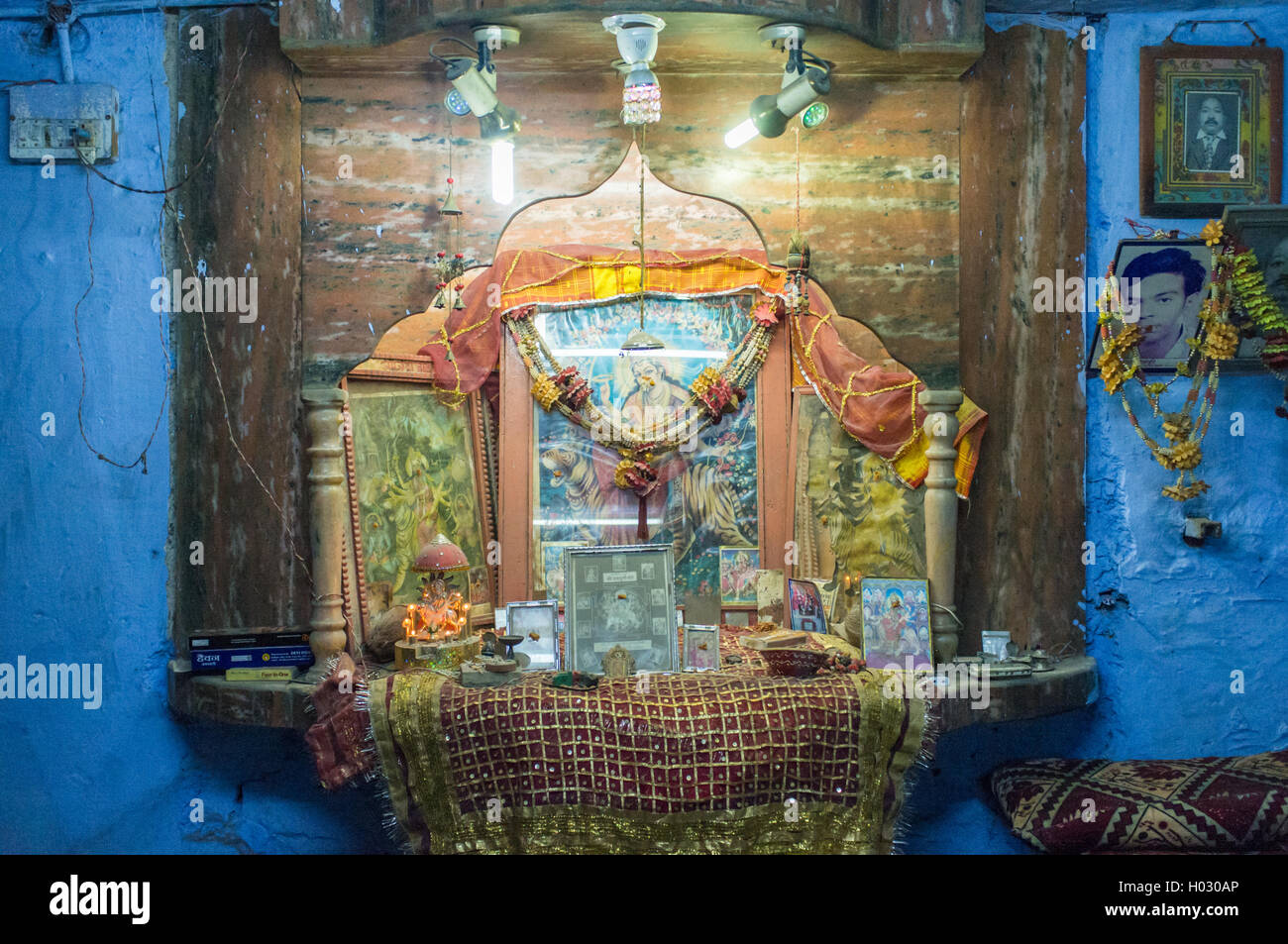 JODHPUR, Indien - 17. Februar 2015: kleine Shiva-Tempel an Wand des Zimmers. Stockfoto