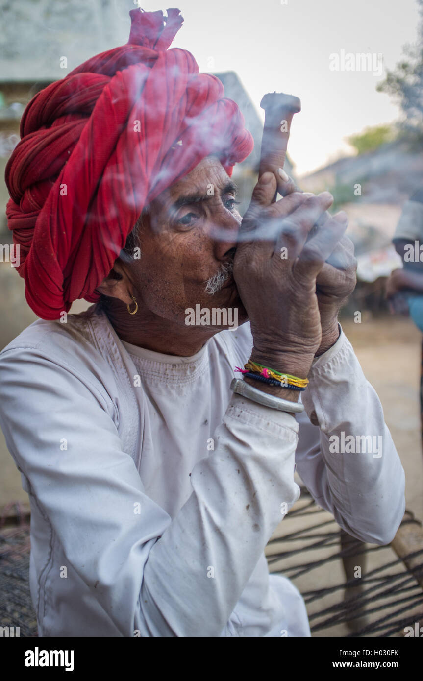 GODWAR REGION, Indien - 12. Februar 2015: Rabari Stammesangehörige Rauchen Chillum. Rabari oder Rewari sind eine indische Gemeinde in den Staat Stockfoto