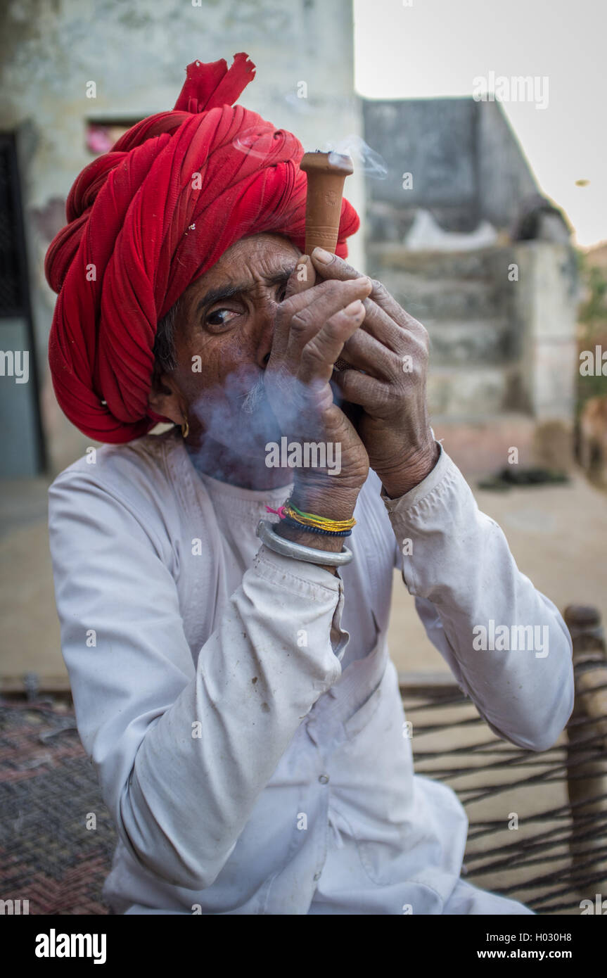GODWAR REGION, Indien - 12. Februar 2015: Rabari Stammesangehörige raucht Chillum. Rabari oder Rewari sind eine indische Gemeinde in den Staat Stockfoto