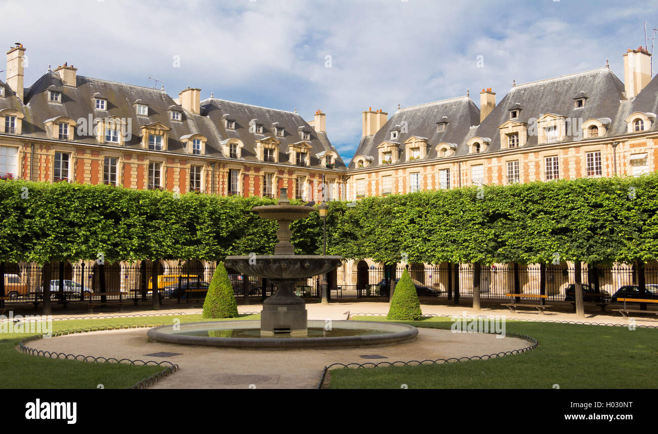 Die Fassaden des place des Vosges in Paris, Frankreich. Stockfoto