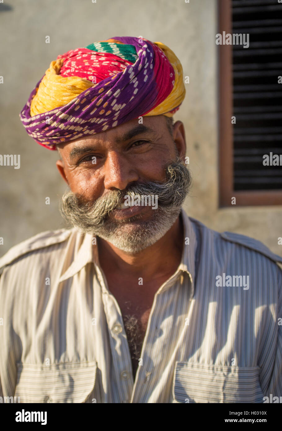 GODWAR REGION, Indien - 14. Februar 2015: Erwachsenen indischen Mann mit bunten Turban und gekräuselten Schnurrbart sitzt auf der Straße. Stockfoto