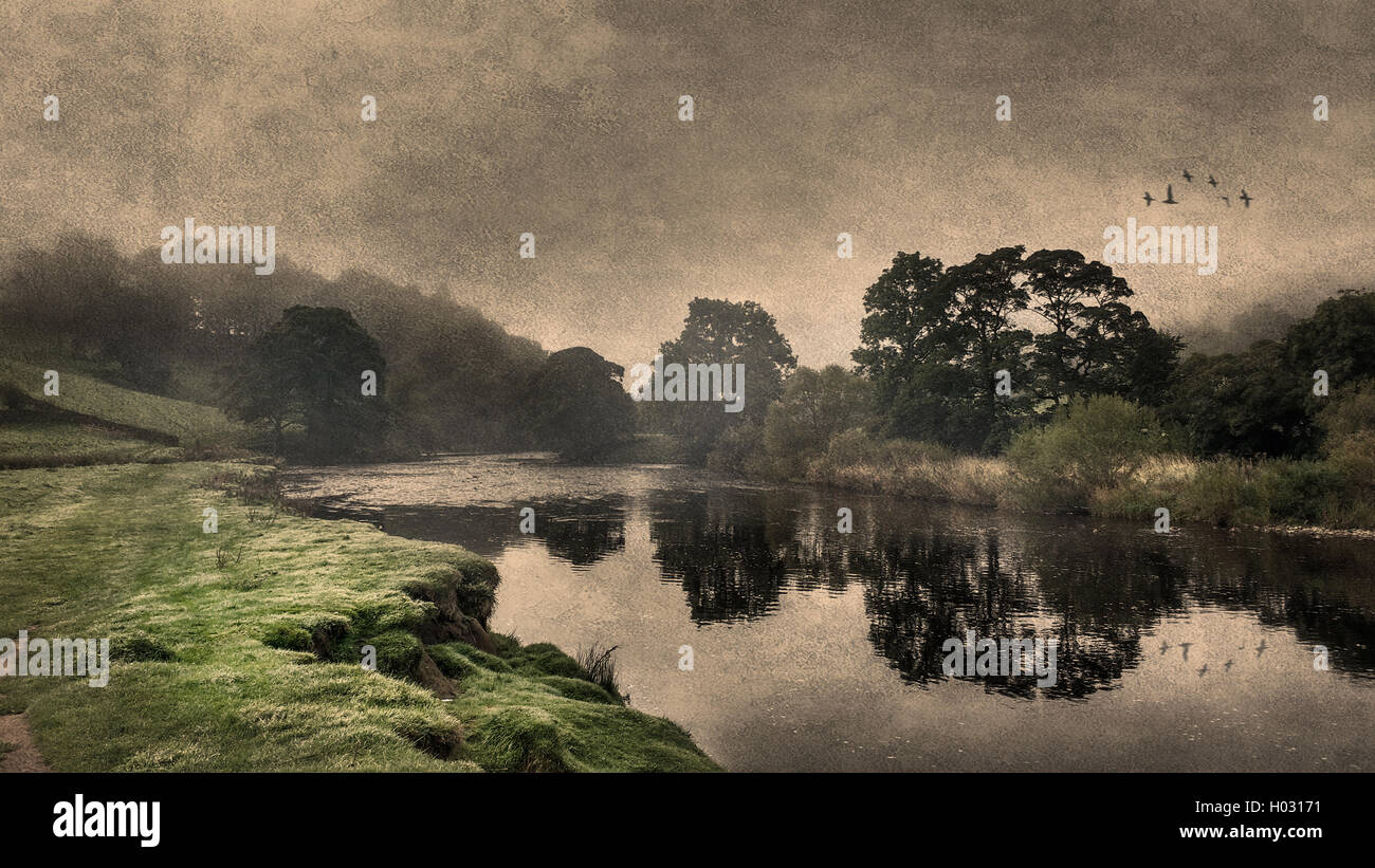 schöne künstlerische Landschaft mit Fluss in Yorkshire dales Stockfoto