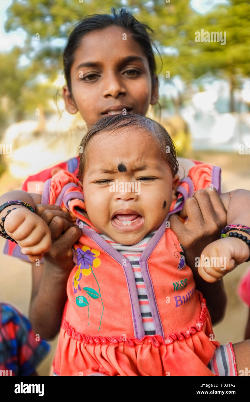 HAMPI, Indien - 31. Januar 2015: indische Baby mit Bindi weint, während er von Familienmitglied statt Stockfoto
