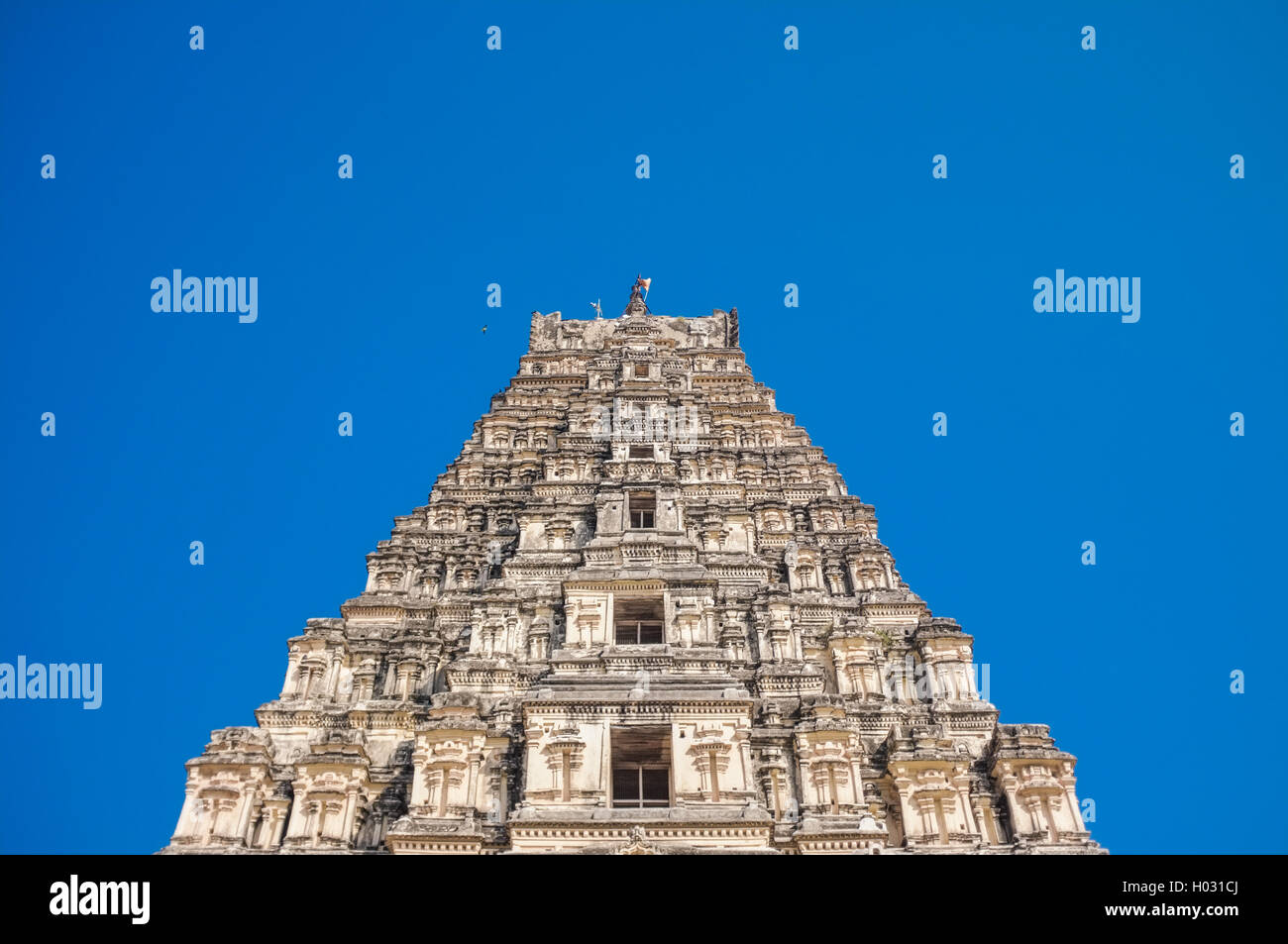 HAMPI, Indien - 28. Januar 2015: Virupaksha Tempel befindet sich in Hampi in Südindien. Es gehört zu der Gruppe der Monumente an Stockfoto