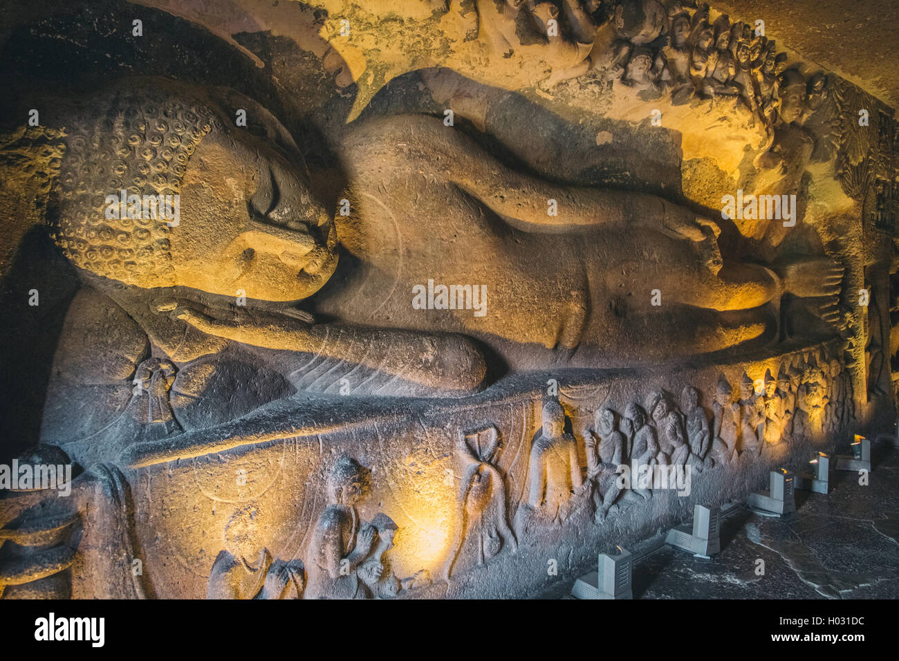 AJANTA, Indien - 14. Januar 2015: Reclining Buddha in Chaitya-Griha oder Gebet Hall in Höhle 26. Teil 29 Fels gehauenen buddhistischen Höhle Stockfoto
