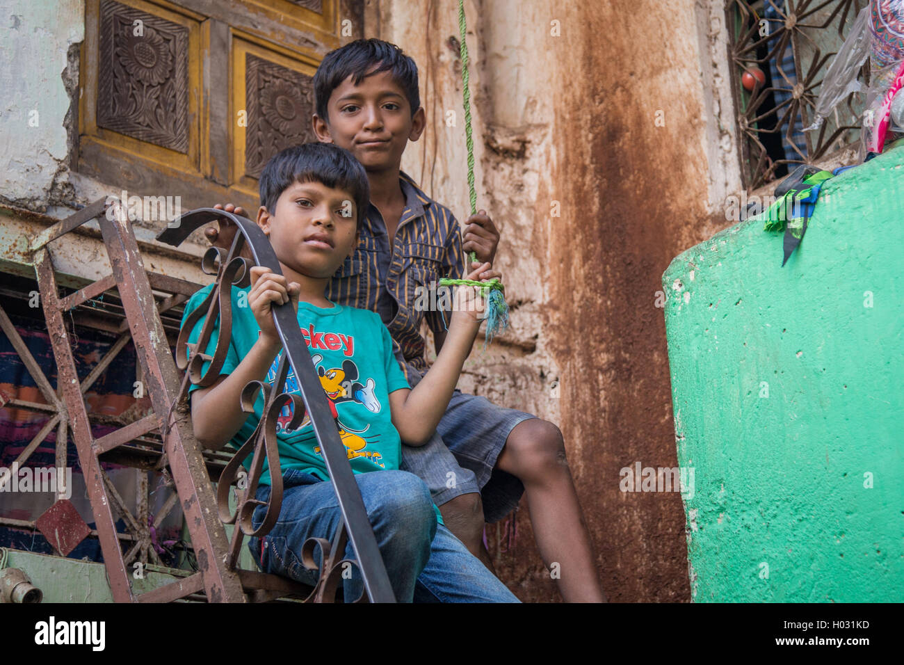 MUMBAI, Indien - 12. Januar 2015: zwei jungen sitzen auf hohen Stufen vor Haus in Dharavi Slum. Dharavi ist eines der großen Stockfoto