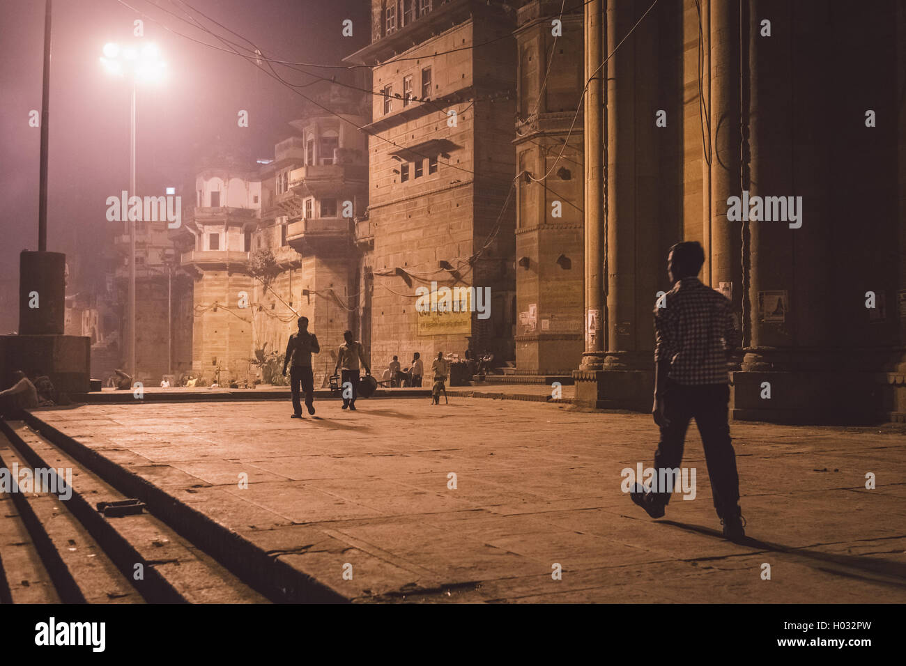 VARANASI, Indien - 20. Februar 2015: Nacht Straßenszene auf Ghats in auf Varanasi. Stockfoto