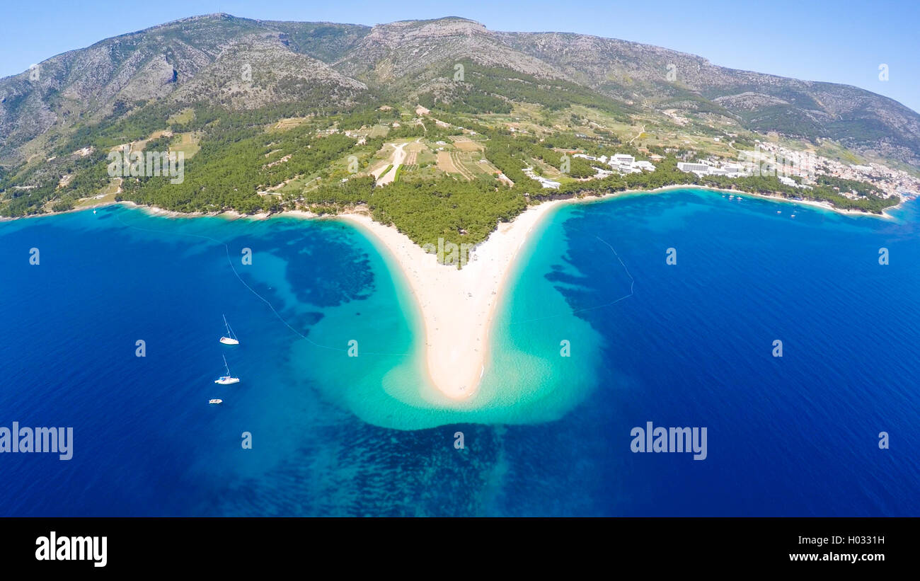 Luftaufnahme von Zlatni Rat Strand in der Nähe der Stadt Bol auf der Insel Brac in Kroatien. Stockfoto