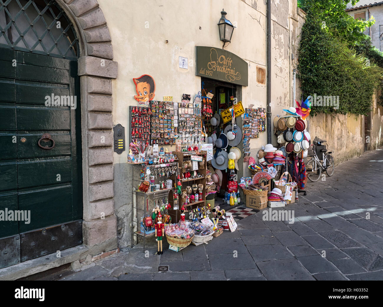 Lucca Shop Stockfotos Und Bilder Kaufen Alamy