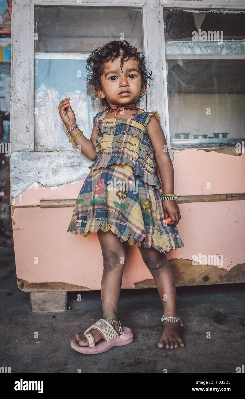 KAMALAPURAM, Indien - 02 Februar 2015: Indische Kind steht in einem Geschäft auf einem Markt in der Nähe von Hampi. Nachbearbeitet mit Getreide, Stockfoto