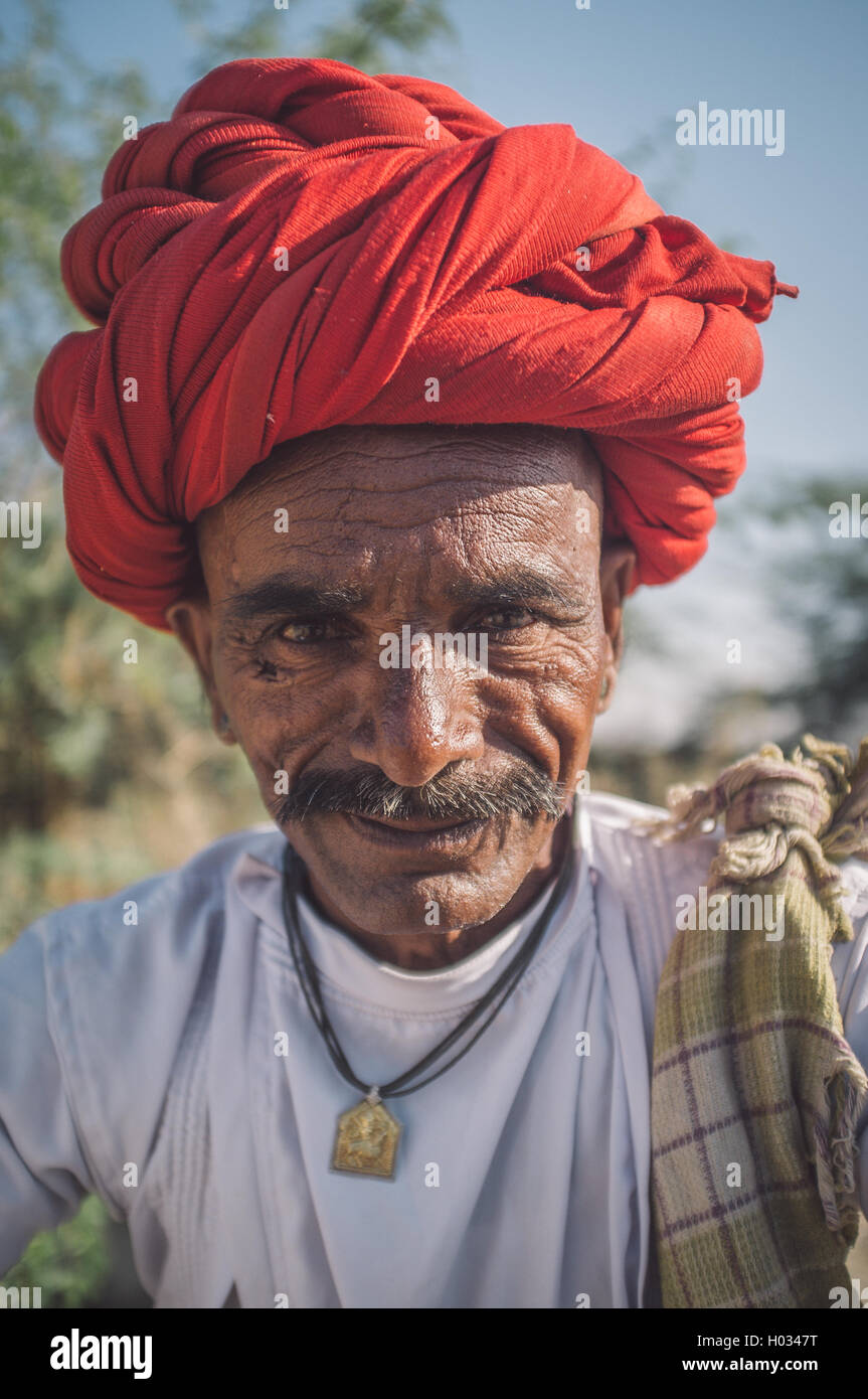 GODWAR REGION, Indien - 14. Februar 2015: ältere Rabari Stammesangehörige mit roten Turban. Nachbearbeitet mit Getreide, Textur und Farbe Stockfoto