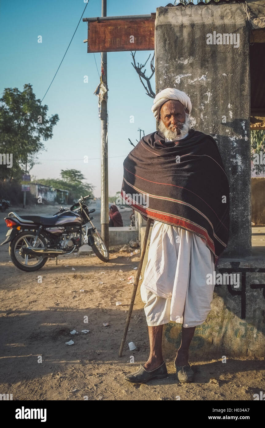 GODWAR REGION, Indien - 14. Februar 2015: ältere Stammesangehörige mit Gehstock, weißen Turban und dunkle Decke. Nach der Verarbeitung Witz Stockfoto