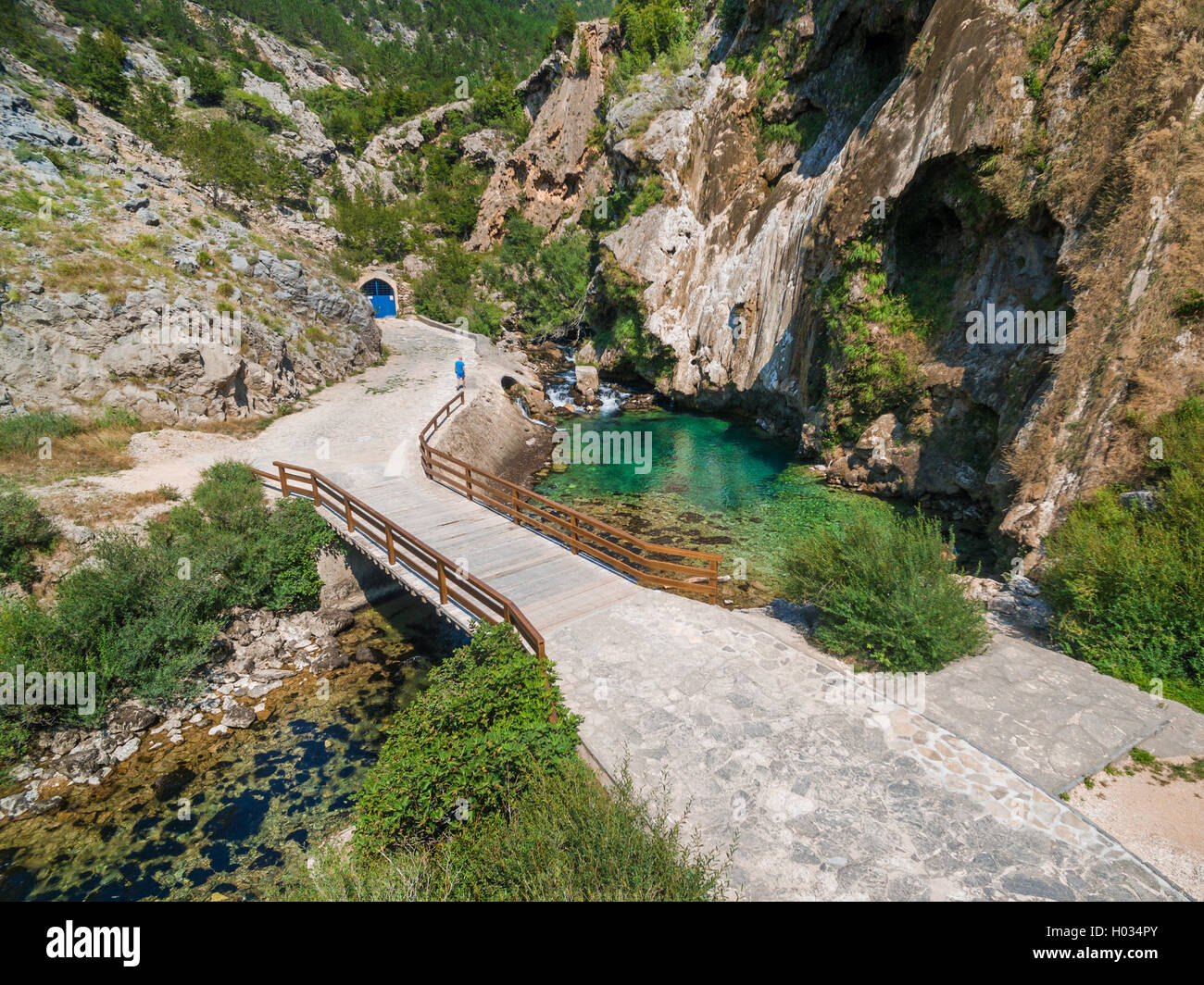 Luftaufnahme der Brücke in der Nähe von Glavs Quelle des Flusses Cetina, Kroatien. Stockfoto