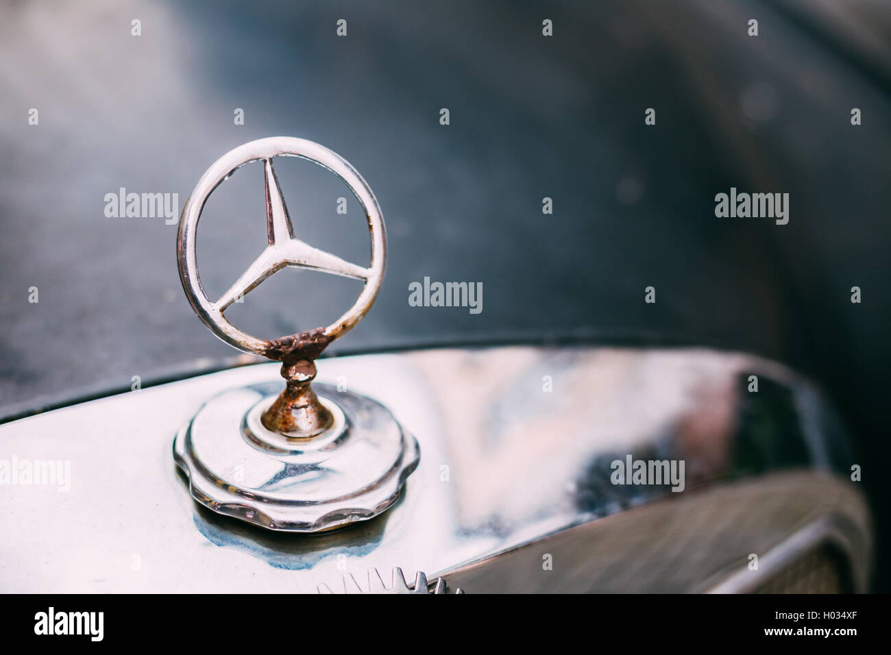 Batumi, Georgien - 28. Mai 2016: Nahaufnahme von verrosteten geschweißten Metall-Logo von Mercedes Benz an der Kapuze schwarz Rarität Retro-c Stockfoto